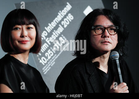 (L a R) Attrice Miho Nakayama e direttore Shunji Iwai assistere a uno stadio il messaggio di saluto per il film Lettera d'amore al TOHO cinema di Roppongi Hills il 28 ottobre 2016, Tokyo, Giappone. Lo screening è parte della XXIX edizione del Tokyo International Film Festival che è uno dei più grandi festival di cinema in Asia dove gli appassionati possono ottenere vicino ad attori e registi durante la fase di saluti. Il formato TIFF è il solo festival giapponese accreditati dalla Federazione Internazionale delle Associazioni di Produttori Cinematografici (FIAPF) e corre dal 25 Ottobre fino al 3 novembre. © Rodrigo Reyes Marin/AFLO/Alamy Live News Foto Stock