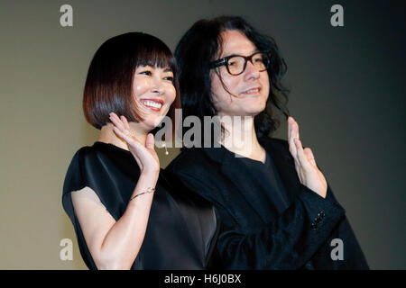 (L a R) Attrice Miho Nakayama e direttore Shunji Iwai posa per le telecamere durante una fase il messaggio di saluto per il film Lettera d'amore al TOHO cinema di Roppongi Hills il 28 ottobre 2016, Tokyo, Giappone. Lo screening è parte della XXIX edizione del Tokyo International Film Festival che è uno dei più grandi festival di cinema in Asia dove gli appassionati possono ottenere vicino ad attori e registi durante la fase di saluti. Il formato TIFF è il solo festival giapponese accreditati dalla Federazione Internazionale delle Associazioni di Produttori Cinematografici (FIAPF) e corre dal 25 Ottobre fino al 3 novembre. © Rodrigo Reyes Marin/AFLO/Alamy Live News Foto Stock