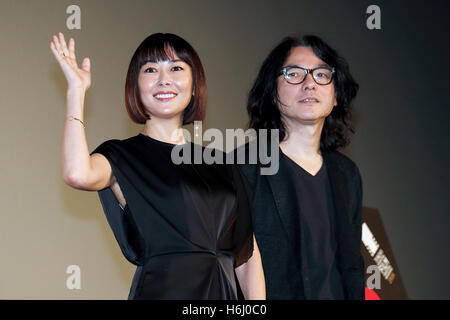 (L a R) Attrice Miho Nakayama e direttore Shunji Iwai posa per le telecamere durante una fase il messaggio di saluto per il film Lettera d'amore al TOHO cinema di Roppongi Hills il 28 ottobre 2016, Tokyo, Giappone. Lo screening è parte della XXIX edizione del Tokyo International Film Festival che è uno dei più grandi festival di cinema in Asia dove gli appassionati possono ottenere vicino ad attori e registi durante la fase di saluti. Il formato TIFF è il solo festival giapponese accreditati dalla Federazione Internazionale delle Associazioni di Produttori Cinematografici (FIAPF) e corre dal 25 Ottobre fino al 3 novembre. © Rodrigo Reyes Marin/AFLO/Alamy Live News Foto Stock