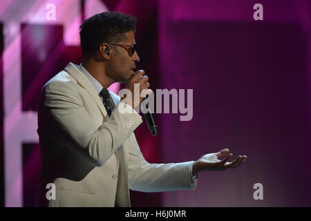 Fort Lauderdale, FL, Stati Uniti d'America. 27 ott 2016. Eric Benet esegue sul palco a Broward Center per le Arti dello Spettacolo con ospiti speciali Anthony Hamilton e Lalah Hathaway su ottobre 27, 2016 a Fort Lauderdale, Florida. Credito: Mpi10/media/punzone Alamy Live News Foto Stock