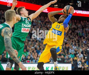 Kaunas. 29 ott 2016. Sonny Weems (R) di FOX Maccabi Tel Aviv da Israele il sistema VIES durante la stagione regolare di Eurolega 2016-2017 contro Zalgiris Kaunas dalla Lituania a Kaunas, Lituania, 28 ottobre 2016. Zalgiris perso 74-87. © Xinhua/Alamy Live News Foto Stock