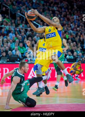 Kaunas. 29 ott 2016. Devin Smith (R) di FOX Maccabi Tel Aviv da Israele afferra la palla durante la stagione regolare di Eurolega 2016-2017 contro Zalgiris Kaunas dalla Lituania a Kaunas, Lituania, 28 ottobre 2016. Zalgiris perso 74-87. © Xinhua/Alamy Live News Foto Stock