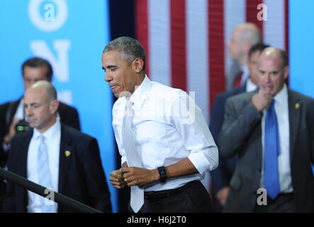 Orlando, Florida, Stati Uniti d'America. 28 ottobre, 2016. Con l'elezione di dieci giorni di distanza, U.S. Il presidente Barack Obama assiste un rally della campagna per il candidato presidenziale democratica Hillary Clinton presso l'Università della Florida centrale in Orlando il 28 ottobre 2016. Credito: Paul Hennessy/Alamy Live News Foto Stock