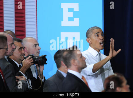 Orlando, Florida, Stati Uniti d'America. 28 ottobre, 2016. Con l'elezione di dieci giorni di distanza, U.S. Il presidente Barack Obama saluta i tifosi dopo aver parlato a un rally della campagna per il candidato presidenziale democratica Hillary Clinton presso l'Università della Florida centrale in Orlando il 28 ottobre 2016. Credito: Paul Hennessy/Alamy Live News Foto Stock