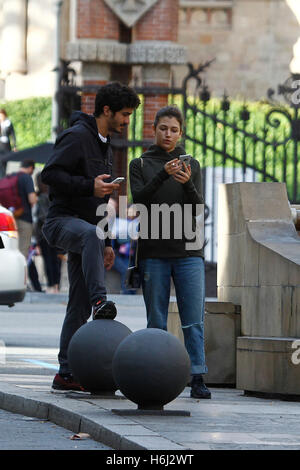 Los actores Chino Darín y Ursula Corbero por las calles de Barcelona. 28/10/2016 Foto Stock