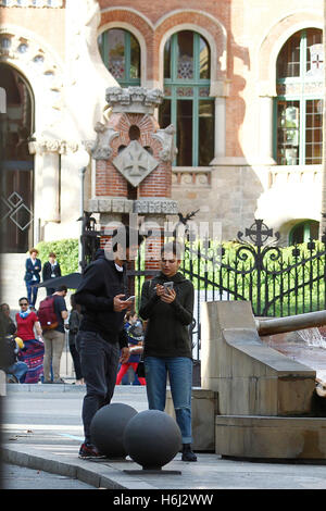 Los actores Chino Darín y Ursula Corbero por las calles de Barcelona. 28/10/2016 Foto Stock