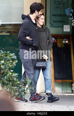 Los actores Chino Darín y Ursula Corbero por las calles de Barcelona. 28/10/2016 Foto Stock