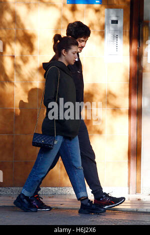 Los actores Chino Darín y Ursula Corbero por las calles de Barcelona. 28/10/2016 Foto Stock