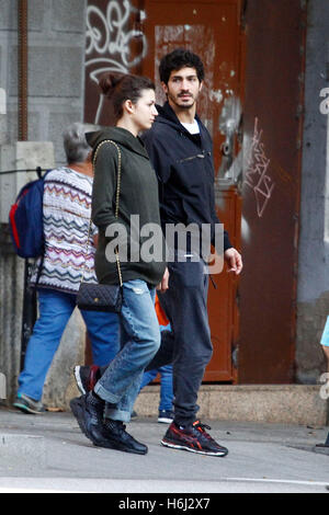 Los actores Chino Darín y Ursula Corbero por las calles de Barcelona. 28/10/2016 Foto Stock