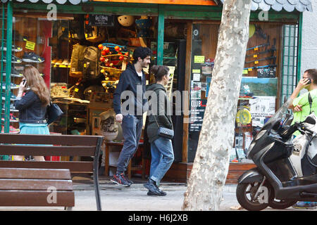 Los actores Chino Darín y Ursula Corbero por las calles de Barcelona. 28/10/2016 Foto Stock