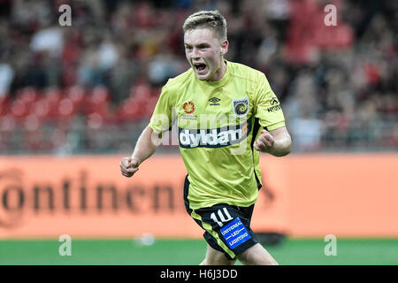 Pulitissimo Stadium, Sydney, Australia. 29 ott 2016. Hyundai un campionato di calcio. Western Sydney Wanderers versus Central Coast Mariners. Mariners centrocampista Adam Berry punteggi l'equalizzatore. Il gioco si è conclusa con un pareggio. Credito: Azione Sport Plus/Alamy Live News Foto Stock