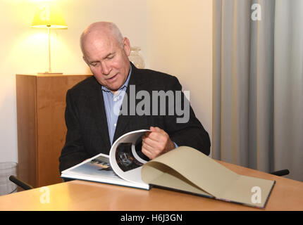 Monaco di Baviera, Germania. 28 ott 2016. Noi fotografo Steve McCurry capovolge attraverso il suo libro "sulla lettura' davanti al suo caso 'in lettura. Una passione senza frontiere' nella Literaturhaus di Monaco di Baviera, Germania, il 28 ottobre 2016. Foto: FELIX HOERHAGER/dpa - nessun filo SERVICE -/dpa/Alamy Live News Foto Stock