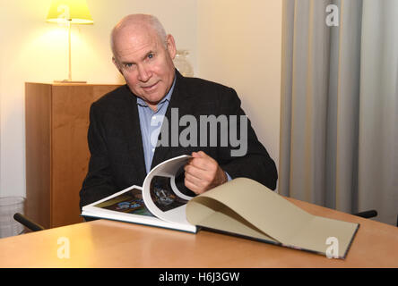 Monaco di Baviera, Germania. 28 ott 2016. Noi fotografo Steve McCurry capovolge attraverso il suo libro "sulla lettura' davanti al suo caso 'in lettura. Una passione senza frontiere' nella Literaturhaus di Monaco di Baviera, Germania, il 28 ottobre 2016. Foto: FELIX HOERHAGER/dpa - nessun filo SERVICE -/dpa/Alamy Live News Foto Stock