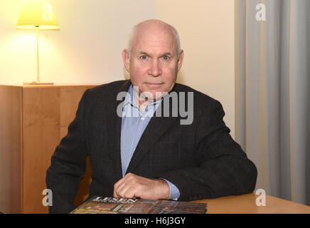 Monaco di Baviera, Germania. 28 ott 2016. Noi fotografo Steve McCurry pone davanti al suo caso 'in lettura. Una passione senza frontiere' nella Literaturhaus di Monaco di Baviera, Germania, il 28 ottobre 2016. Foto: FELIX HOERHAGER/dpa - nessun filo SERVICE -/dpa/Alamy Live News Foto Stock