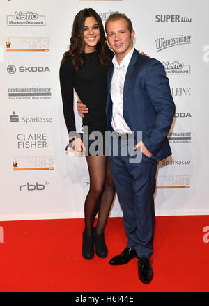 Leipzig, Germania. 28 ott 2016. Ginnasta Hambuechen Fabian e la sua ragazza Marcia Ev arrivare alla ventiduesima "Goldene Henne' media cerimonia di premiazione nella Neue Messe a Leipzig, Germania, 28 ottobre 2016. Foto: Jens KALAENE/dpa/Alamy Live News Foto Stock