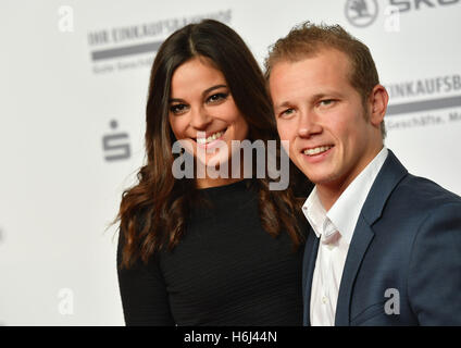 Leipzig, Germania. 28 ott 2016. Ginnasta Hambuechen Fabian e la sua ragazza Marcia Ev arrivare alla ventiduesima "Goldene Henne' media cerimonia di premiazione nella Neue Messe a Leipzig, Germania, 28 ottobre 2016. Foto: Jens KALAENE/dpa/Alamy Live News Foto Stock