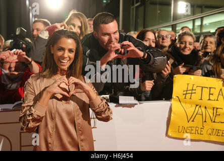 Il cantante Vanessa Mai arriva alla ventiduesima "Goldene Henne' media cerimonia di premiazione nella Neue Messe a Leipzig, Germania, 28 ottobre 2016. Foto: JAN WOITAS/dpa Foto Stock