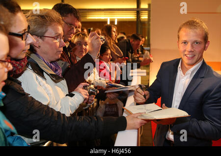 Ginnasta Fabian Hambuechen arriva alla ventiduesima "Goldene Henne' media cerimonia di premiazione nella Neue Messe a Leipzig, Germania, 28 ottobre 2016. Foto: JAN WOITAS/dpa Foto Stock