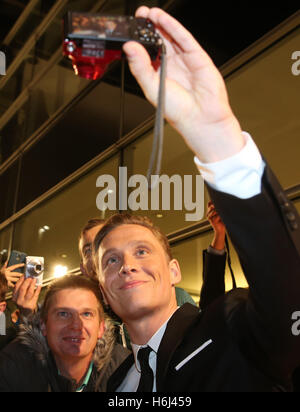 Attore Matthias Schweighoefer prende un selfie all'arrivo per il ventiduesimo "Goldene Henne' media cerimonia di premiazione nella Neue Messe a Leipzig, Germania, 28 ottobre 2016. Foto: JAN WOITAS/dpa Foto Stock
