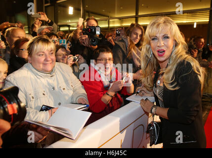Il cantante rock Petra Zieger arriva alla ventiduesima "Goldene Henne' media cerimonia di premiazione nella Neue Messe a Leipzig, Germania, 28 ottobre 2016. Foto: JAN WOITAS/dpa Foto Stock