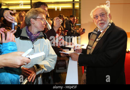 Il comico Dieter Hallervorden arriva alla ventiduesima "Goldene Henne' media cerimonia di premiazione nella Neue Messe a Leipzig, Germania, 28 ottobre 2016. Foto: JAN WOITAS/dpa Foto Stock