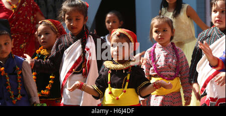 Kathmandu, Nepal. 29 ott 2016. Bambini nepalesi eseguire nella celebrazione di Tihar è festival in Kathmandu, Nepal, Ott. 29, 2016. I cinque giorni di festival in Nepal si tiene ogni anno nel mese di ottobre e ogni giorno è dedicato alle diverse figure religiose comprese le vacche, corvi e cani. © Sunil Sharma/Xinhua/Alamy Live News Foto Stock