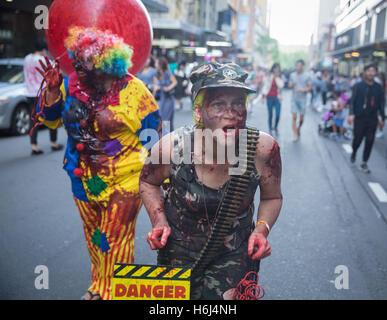 Sydney, Australia. 29 ott 2016. Dissimulata la gente a prendere parte a un 'Zombie Walk' a Sydney in Australia, Ott. 29, 2016. La gente vestita come zombie ha partecipato al Sydney Zombie a piedi il sabato per contrassegnare il prossimo Halloween. Credito: Zhu Hongye/Xinhua/Alamy Live News Foto Stock