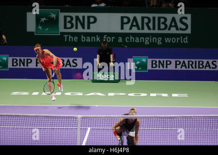 Singapore indoor stadium, Singapore. 29 ottobre, 2016. BNP Paribas WTA finals Women Tennis Association .giocatore americano Mattek-Sands Bethanie e lettore Ceca Lucie SAFAROVA in azione durante la loro doppia semi finale contro giocatori francesi Caroline Garcia e Kristina Mladenovic Credito: Yan Lerval/Alamy Live News Foto Stock