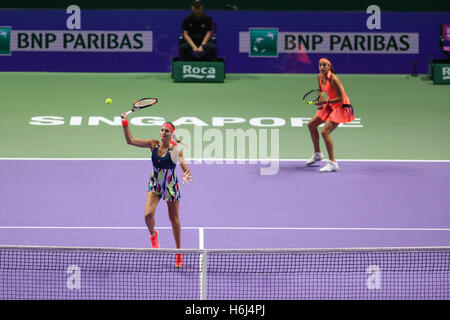 Singapore indoor stadium, Singapore. 29 ottobre, 2016. BNP Paribas WTA finals Women Tennis Association .giocatori francesi Caroline Garcia e Kristina Mladenovic in azione durante la loro doppia semi finale contro il giocatore americano Mattek-Sands Bethanie e lettore Ceca Lucie SAFAROVA Credito: Yan Lerval/Alamy Live News Foto Stock