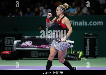 Singapore indoor stadium, Singapore. 29 ottobre, 2016. BNP Paribas WTA finals Women Tennis Association .giocatore americano Mattek-Sands Bethanie e lettore Ceca Lucie SAFAROVA in azione durante la loro doppia semi finale contro giocatori francesi Caroline Garcia e Kristina Mladenovic Credito: Yan Lerval/Alamy Live News Foto Stock