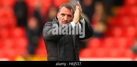 Pittodrie Stadium, Aberdeen Scotland. 29 ott 2016. Premier League scozzese di calcio. Aberdeen versus celtico. Brendan Rodgers applaude i tifosi Credito: Azione Sport Plus/Alamy Live News Foto Stock