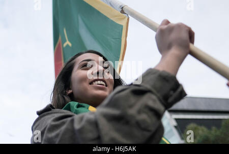 Una donna che porta una bandiera YPG, l'unità militare del partito curdo in Siria, durante una manifestazione nel centro di Amburgo, Germania, 29 ottobre 2016. I kurdi stanno dimostrando in Hamburg contro la politica turca. Foto: Axel HEIMKEN/dpa Foto Stock