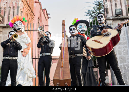 San Miguel De Allende, Guanajuato, Messico. 28 ottobre, 2016. Una banda Mariachi vestito come scheletri per il Giorno dei Morti festival eseguire nel Jardin Principal Ottobre 28, 2016 in San Miguel De Allende, Guanajuato, Messico. La settimana di festa è un momento in cui i messicani benvenuti i morti alla messa a terra per una visita e celebrare la vita. Credito: Planetpix/Alamy Live News Foto Stock