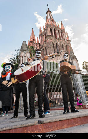 San Miguel De Allende, Guanajuato, Messico. 28 ottobre, 2016. Una banda Mariachi vestito come scheletri per il Giorno dei Morti festival eseguire davanti de La Parroquia de San Miguel Arcangel chiesa Ottobre 28, 2016 in San Miguel De Allende, Guanajuato, Messico. La settimana di festa è un momento in cui i messicani benvenuti i morti alla messa a terra per una visita e celebrare la vita. Credito: Planetpix/Alamy Live News Foto Stock