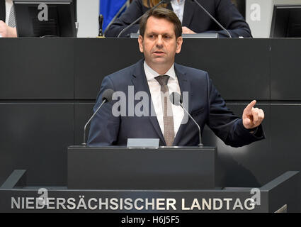 Hannover, Germania. 26 ott 2016. Il Ministro dell Economia per lo stato tedesco della Bassa Sassonia Olaf giace (SPD) durante un dibattito parlamentare in materia di mobilità in Hannover, Germania, 26 ottobre 2016. Foto: Holger Hollemann/dpa/Alamy Live News Foto Stock