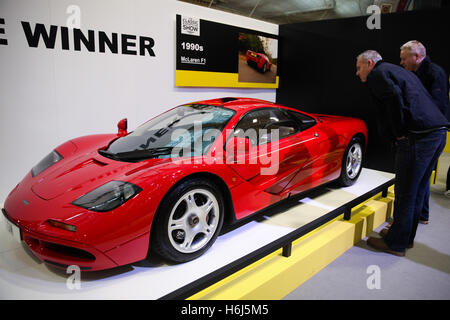 Alexandra Palace di Londra. Regno Unito 29 ott 2016 - 1990s McLaren F1 sul display al Classic & Sports Car Show Credito: Dinendra Haria/Alamy Live News Foto Stock