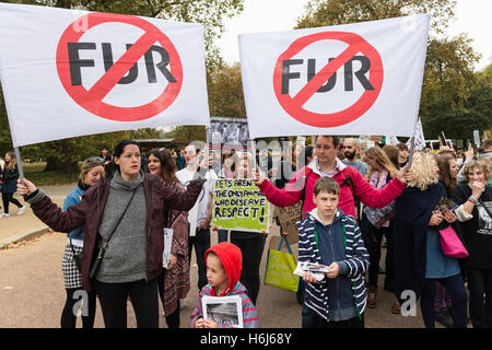 Londra, Regno Unito. Il 29 ottobre 2016. Centinaia di attivisti e militanti hanno preso parte all' ufficiale dei diritti degli animali Marzo" nel centro di Londra. I manifestanti hanno chiesto la soppressione completa di sfruttamento animale e fine all'oppressione e i maltrattamenti degli animali per beneficio umano. I partecipanti promossi il veganismo come uno dei mezzi per creare un mondo migliore per gli animali. Wiktor Szymanowicz/Alamy Live News Foto Stock