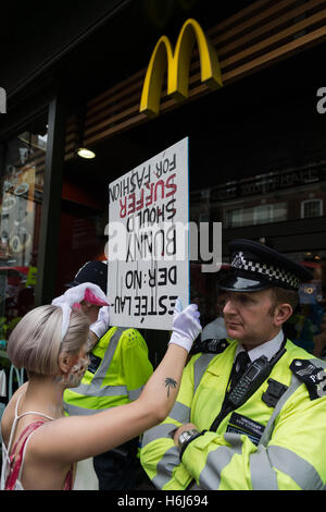 Londra, Regno Unito. Il 29 ottobre 2016. Centinaia di attivisti e militanti hanno preso parte all' ufficiale dei diritti degli animali Marzo" nel centro di Londra. I manifestanti hanno chiesto la soppressione completa di sfruttamento animale e fine all'oppressione e i maltrattamenti degli animali per beneficio umano. I partecipanti promossi il veganismo come uno dei mezzi per creare un mondo migliore per gli animali. Nella foto: dimostrazione esterna ristorante McDonald's su Whitehall. Wiktor Szymanowicz/Alamy Live News Foto Stock