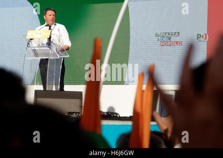 Roma, Italia, 29 ottobre 2016. Matteo Renzi, Italia del primer ministro, gesti come egli parla durante un partito democratico e referendum campaign rally in Roma, Italia. Credito: Sara De Marco/Alamy Live News Foto Stock