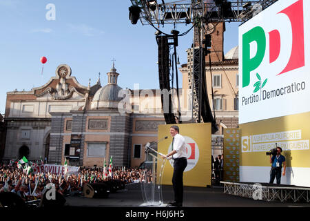 Roma, Italia, 29 ottobre 2016. Matteo Renzi, Italia del primer ministro, gesti come egli parla durante un partito democratico e referendum campaign rally in Roma, Italia. Credito: Sara De Marco/Alamy Live News Foto Stock