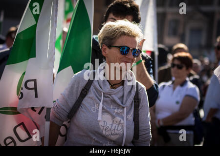 Roma, Italia. 29 ott 2016. Italia Roma 29 ottobre 2016, Piazza Del Popolo manifestazione nazionale a sostegno del riform della Costituzione italiana referendum organizzato da Matteo Renzi premier del partito democratico di Decembere 4, 2016 per votare "sì" Credito: Andrea Ronchini/Alamy Live News Foto Stock