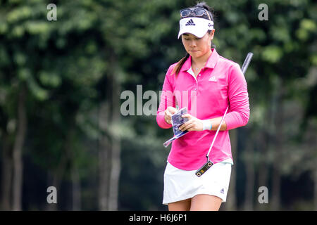 Kuala Lumpur, Malesia. 29 ott 2016. LPGA golfista Danielle Kang, controllare le sue note al LPGA Campionato della Malesia a Kuala Lumpur, Malesia. Credito: Danny Chan/Alamy Live News. Foto Stock