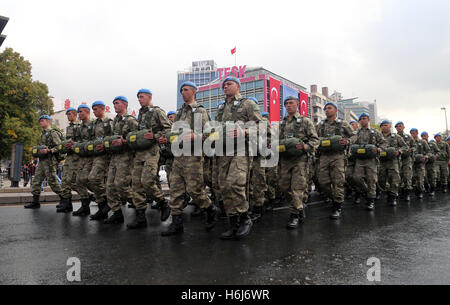 Ankara. 29 ott 2016. Soldati turchi frequentare la parata militare che celebra il giorno della Repubblica di Ankara, Turchia su Ott. 29, 2016. La Turchia ha celebrato il 93º anniversario della fondazione della Repubblica di Turchia qui il sabato. Credito: Mustafa Kaya/Xinhua/Alamy Live News Foto Stock