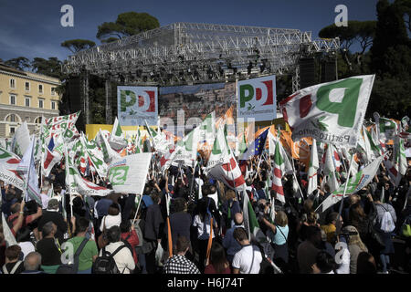 Roma, Roma, Italia. 29 ott 2016. L'Europa, Italia, Roma, 29 ottobre 2016:Matteo Renzi, il presidente-segretario indietro per le strade di ravvivare il sì alle riforme. Nel suo discorso di attaccare il fronte del no ''che blocchi il paese'' e galvanizza la sua: ''Questo è il popolo che non urlare e non di insulti. Onestà? Sì, prima cosa. Credito: Danilo Balducci/ZUMA filo/Alamy Live News Foto Stock