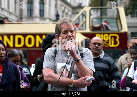 Londra, Regno Unito. 29 ottobre, 2016. Il padre di Rebecca legge uccisi dalla polizia affronta la folla al di fuori di Downing Street. Credito: Vedere Li/Alamy Live News