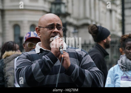 Londra, Regno Unito. 29 ottobre, 2016. Famiglia di Habib pappe Ullah, ucciso dalla polizia di Brixton 3 luglio 2008 affronta la folla attraverso un loudhailer al di fuori di Downing Street. Credito: Vedere Li/Alamy Live News Foto Stock