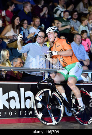 Londra, Inghilterra - 29 Ottobre, 2016: Thomas Rotherham (GBR) pone una foto durante il 2016 di Sei Giorni per Londra il giorno 5 a Lee Valley VeloPark. Credito: Taka Wu/Alamy Live News Foto Stock