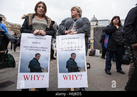 Londra, Regno Unito. 29 ottobre, 2016. I parenti di Jason Thompson unirsi al Regno familiari e amici in campagna (UFFC) prima della loro processione annuale a Downing Street in ricordo di familiari e amici che sono morti in custodia della polizia, prigione, centri di detenzione per immigrati o sicuro negli ospedali psichiatrici. Jason Thompson, 26, è morto dopo essere stato trovato impiccato nella sua cella a Swansea prigione il 1 novembre 2004. Credito: Mark Kerrison/Alamy Live News Foto Stock