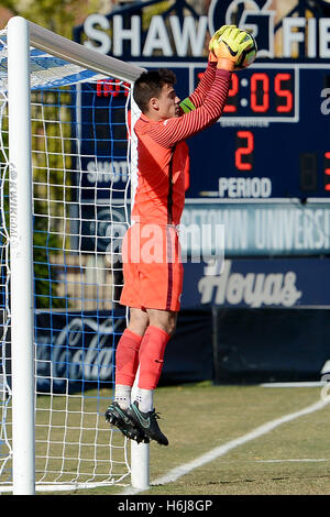 Williamsburg, VA, Stati Uniti d'America. 29 ott 2016. 20161029 - portiere di Georgetown JT MARCINKOWSKI (1) si eleva per afferrare un colpo di Villanova nella seconda metà al campo di Shaw a Washington. © Chuck Myers/ZUMA filo/Alamy Live News Foto Stock