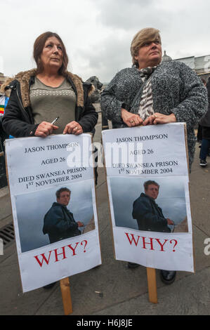 Londra, Regno Unito. Il 29 ottobre 2016. Due donne tenere cartelloni circa la morte di Jason Thompson, all età di 26 anni nel carcere di Swansea il 1° Novemebr 2004. Le famiglie e gli amici di persone uccisi dalla polizia o nelle prigioni di attendere l'inizio della loro annuale di marzo a un ritmo funebre da Trafalgar Square a Downing St per tenere un rally e di consegnare una lettera a Theresa Maggio. Peter Marshall / Alamy Live News Foto Stock